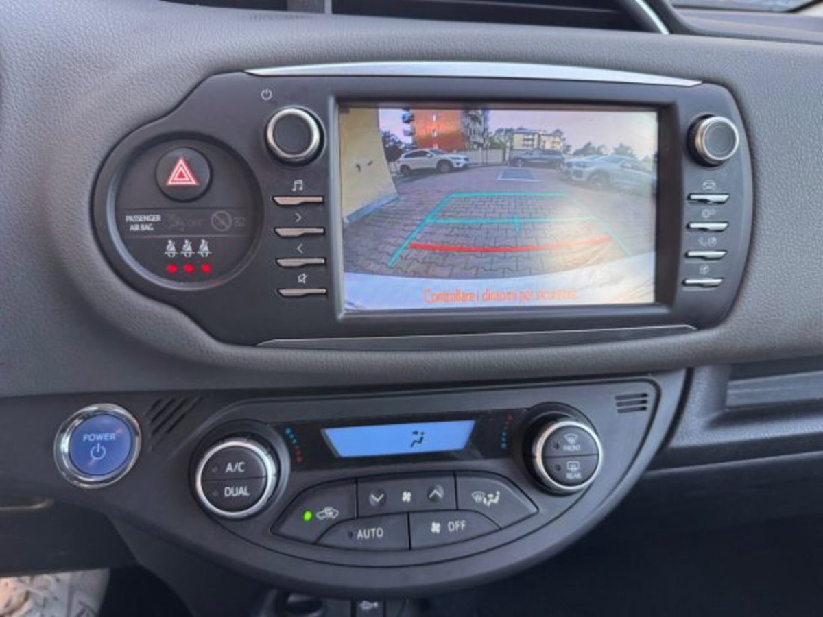 Toyota Yaris 1.5 5 porte Active (14)