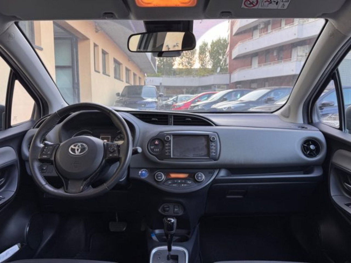 Toyota Yaris 1.5 5 porte Active (8)