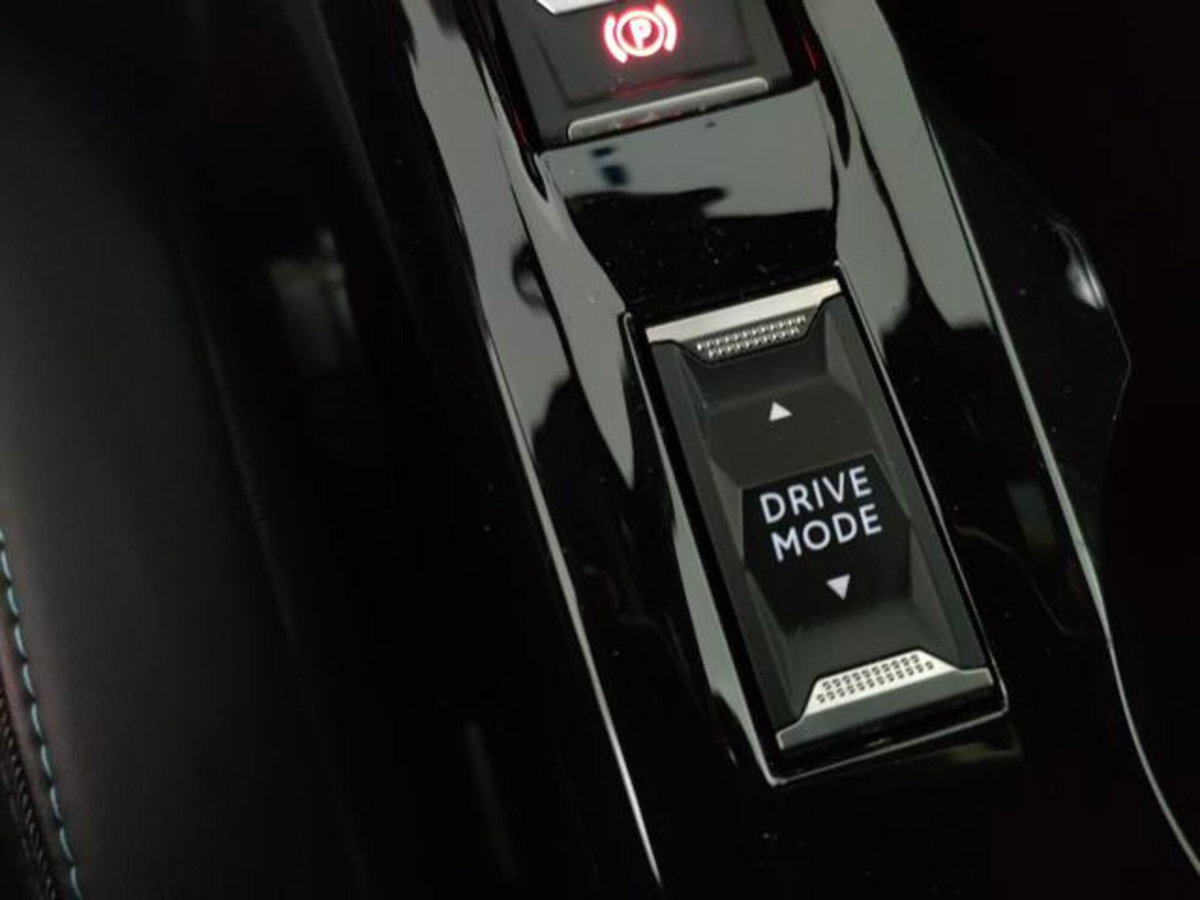 Peugeot 2008 PureTech 100 S&S Allure Pack (17)