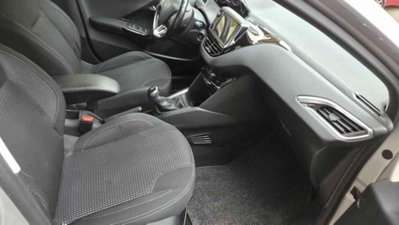 Peugeot 208 82 5 porte Allure (9)