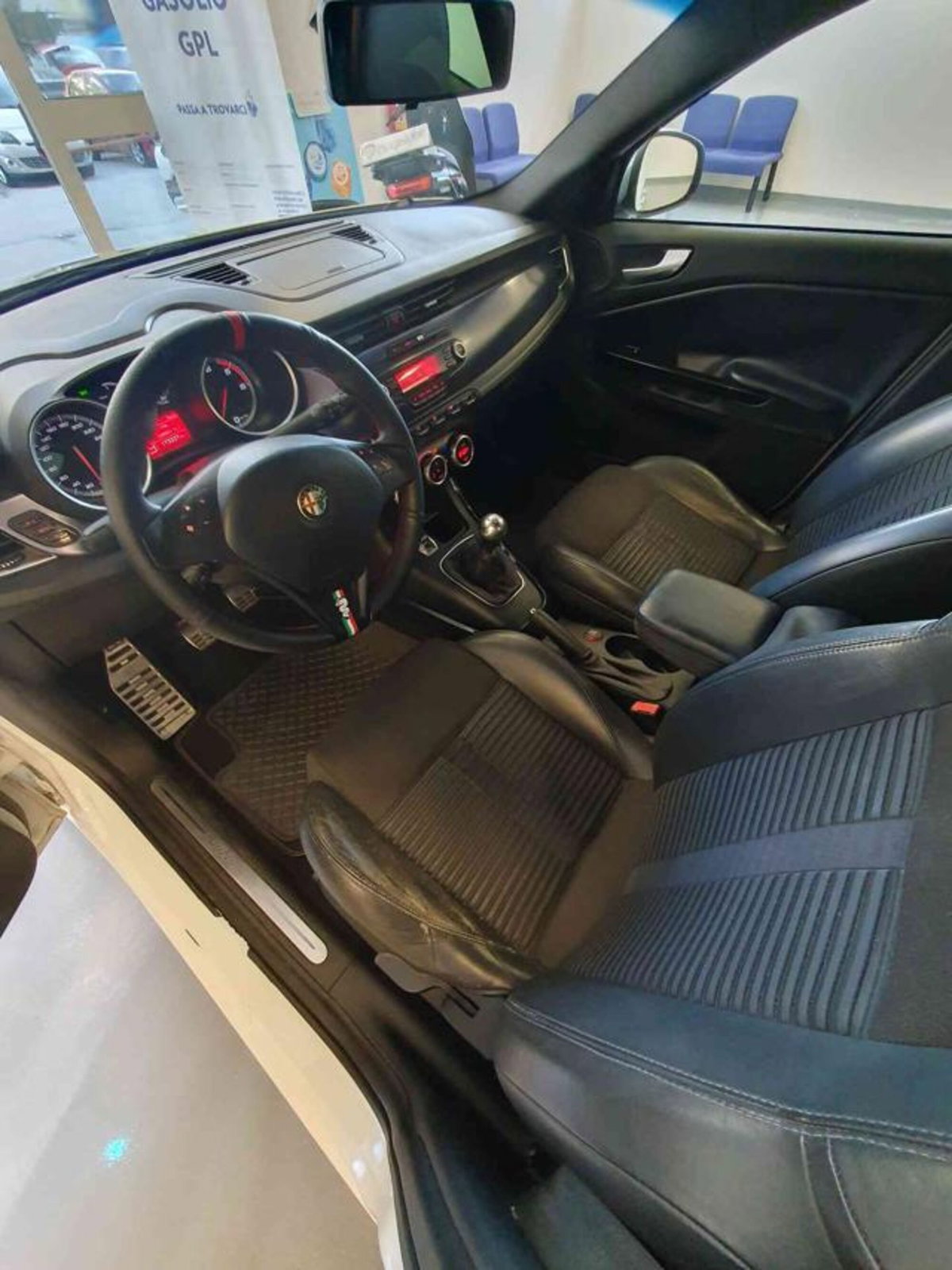 Alfa Romeo Giulietta 2.0 JTDm-2 Exclusive 140cv (8)
