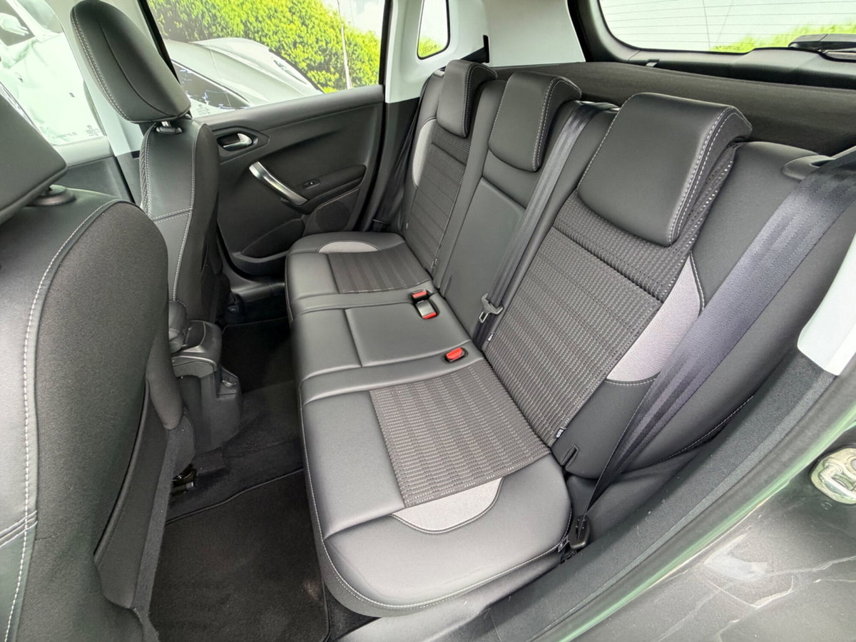 Peugeot 2008 BlueHDi 100 S&S Allure (8)