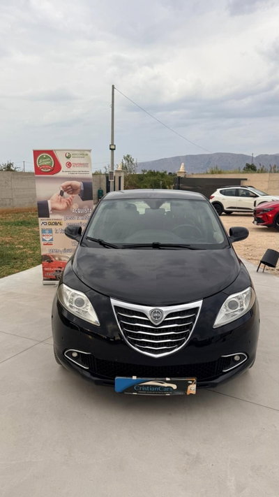 Lancia Ypsilon 1.3 MJT 16V 95 CV 5 porte S&S Silver usata