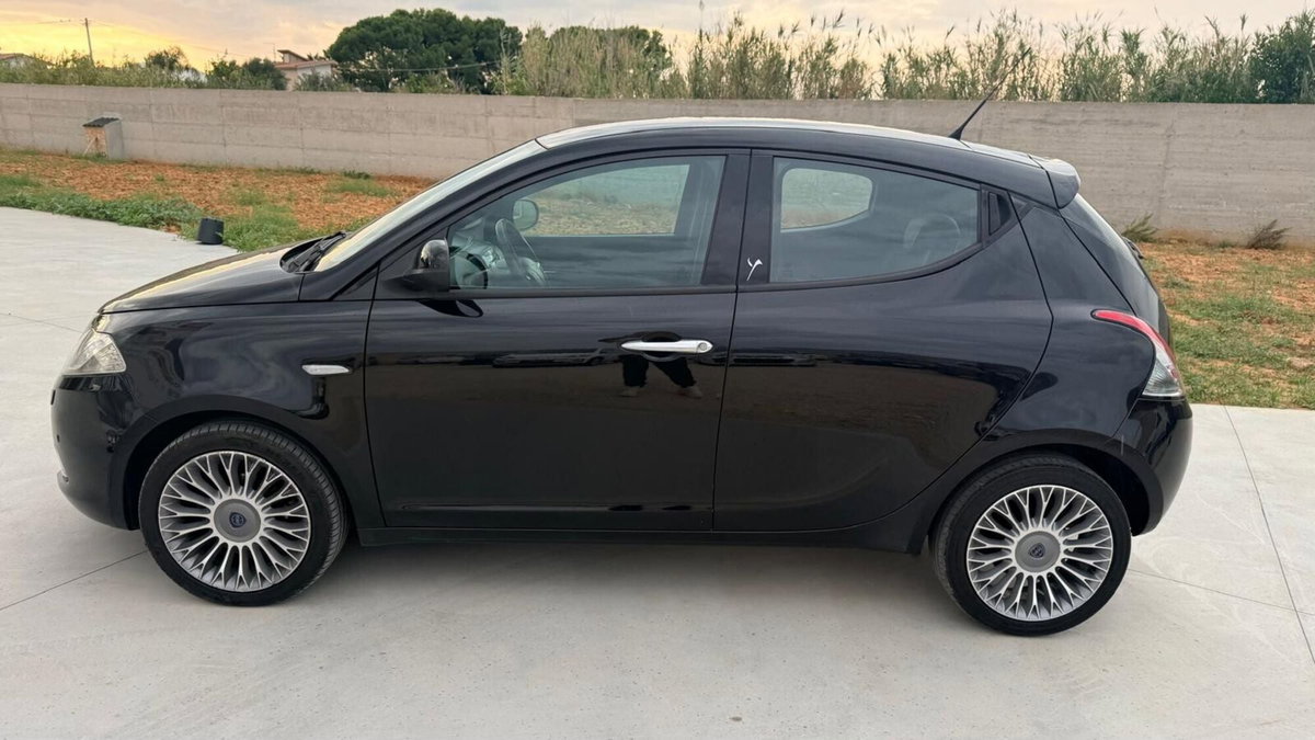 Lancia Ypsilon 1.3 MJT 16V 95 CV 5 porte S&S Silver (7)
