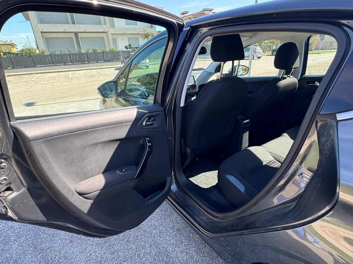 Peugeot 208 HDi 68 CV 5 porte Allure (14)