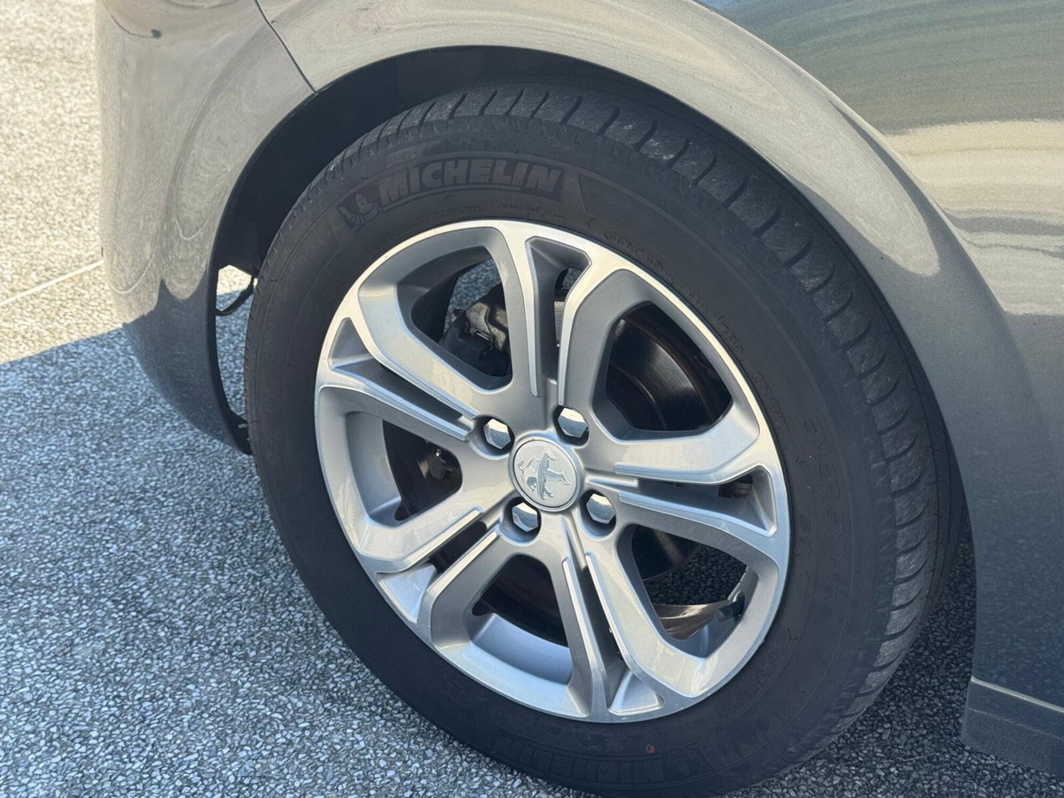 Peugeot 208 HDi 68 CV 5 porte Allure (9)