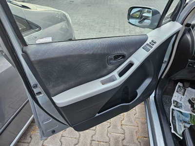 Toyota Yaris 1.D-4D 5 porte (5)