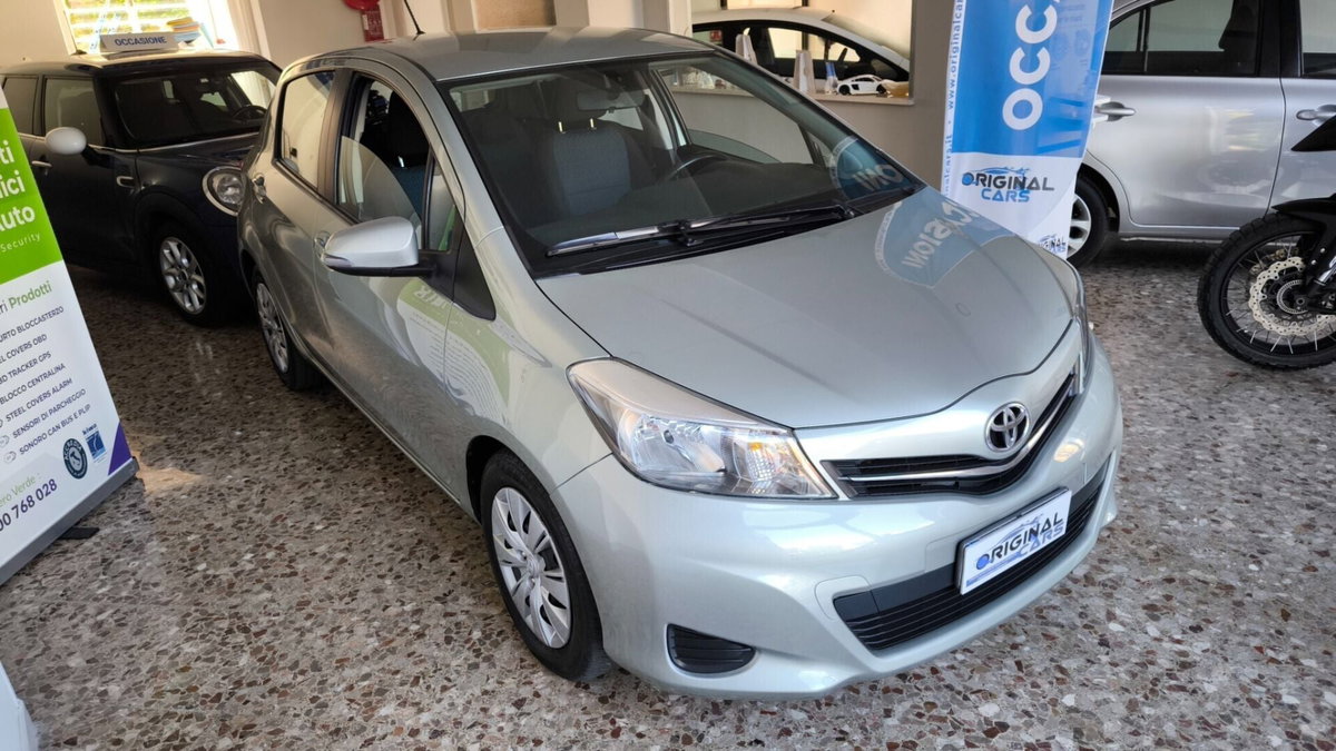 Toyota Yaris 1.D-4D DPF 5 porte Now (6)