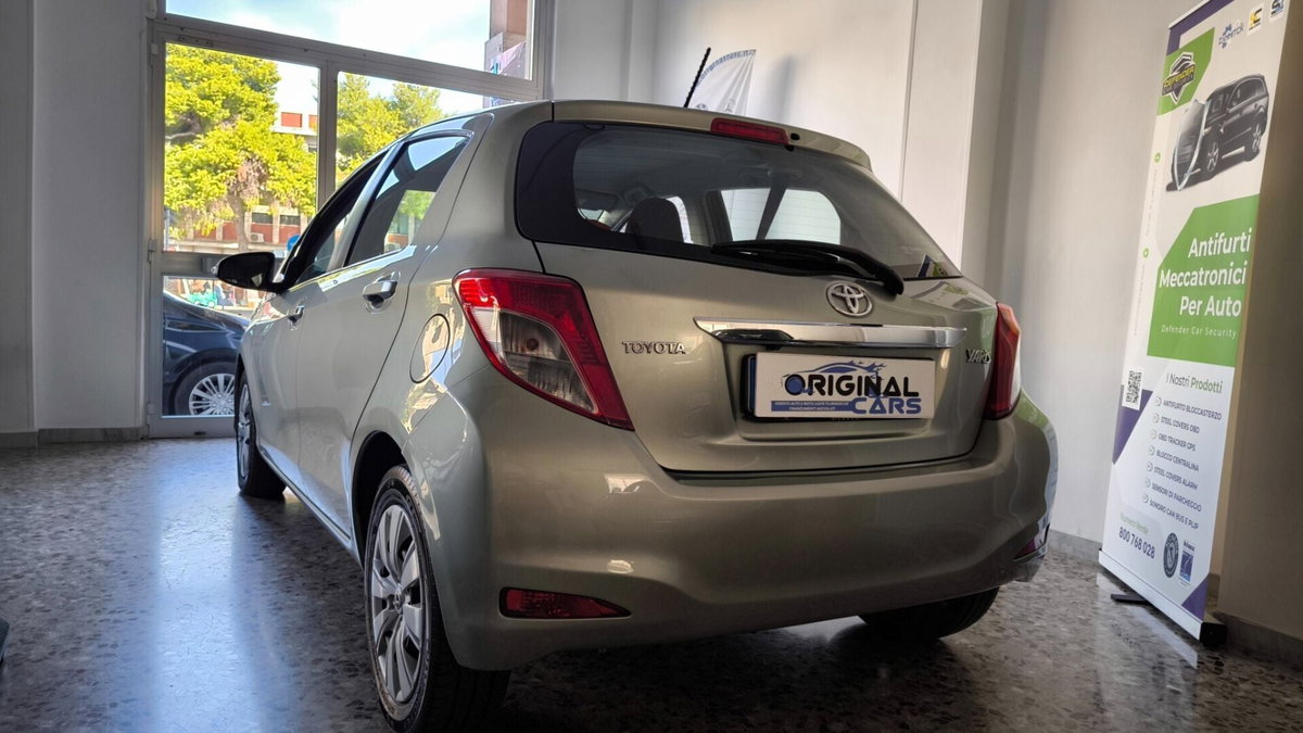 Toyota Yaris 1.D-4D DPF 5 porte Now (9)