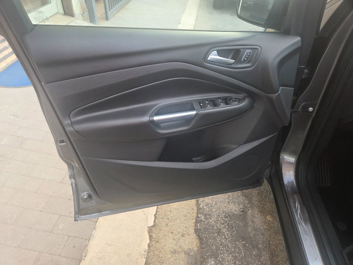 Ford Kuga 1.5 TDCI 120 CV S&S 2WD Titanium (17)