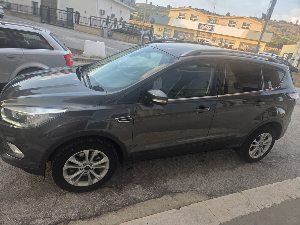Ford Kuga 1.5 TDCI 120 CV S&S 2WD Titanium (9)