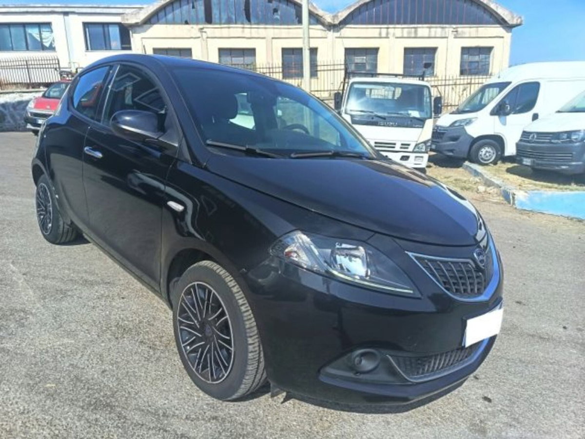 Lancia Ypsilon 1.0 FireFly 5 porte S&S Hybrid Alberta Ferretti (2)