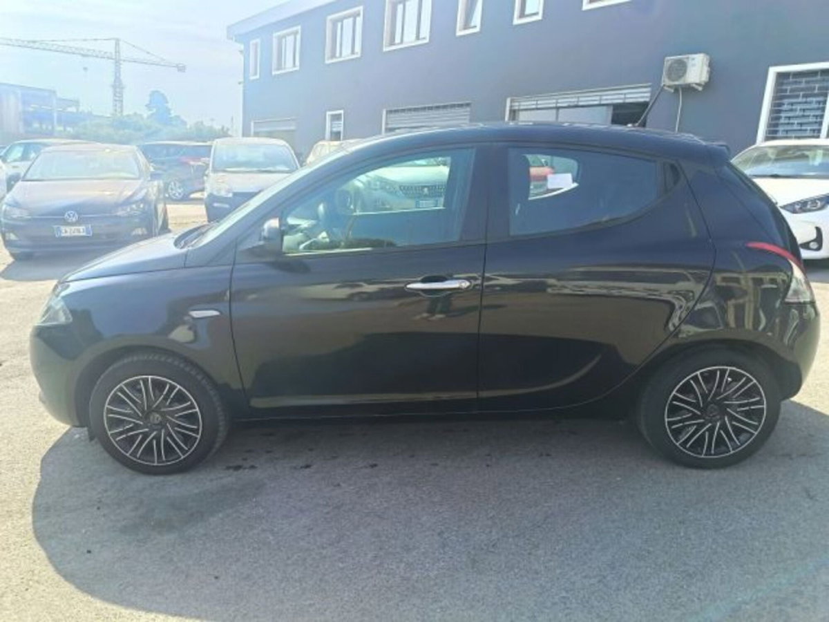 Lancia Ypsilon 1.0 FireFly 5 porte S&S Hybrid Alberta Ferretti (4)