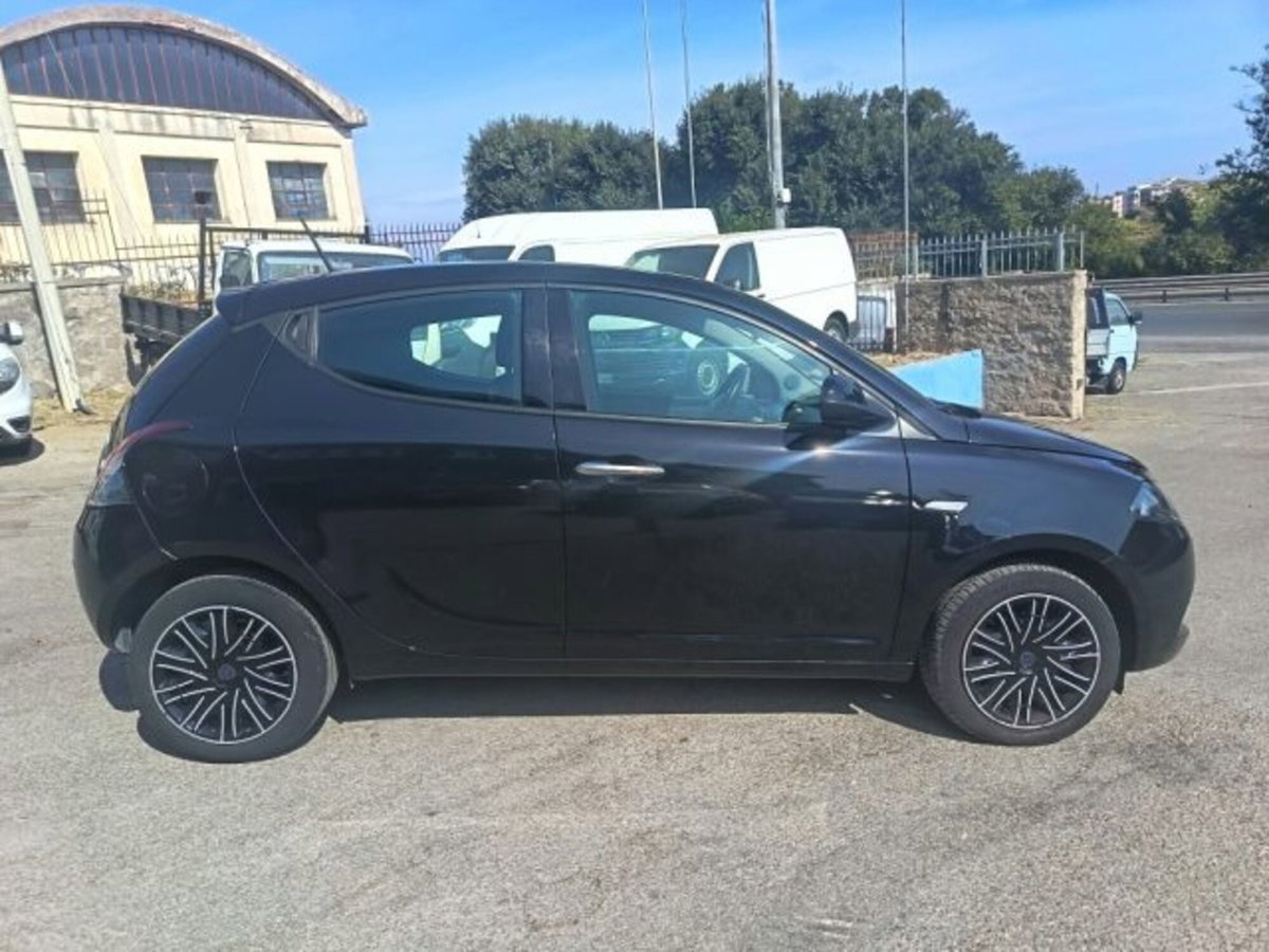Lancia Ypsilon 1.0 FireFly 5 porte S&S Hybrid Alberta Ferretti (5)