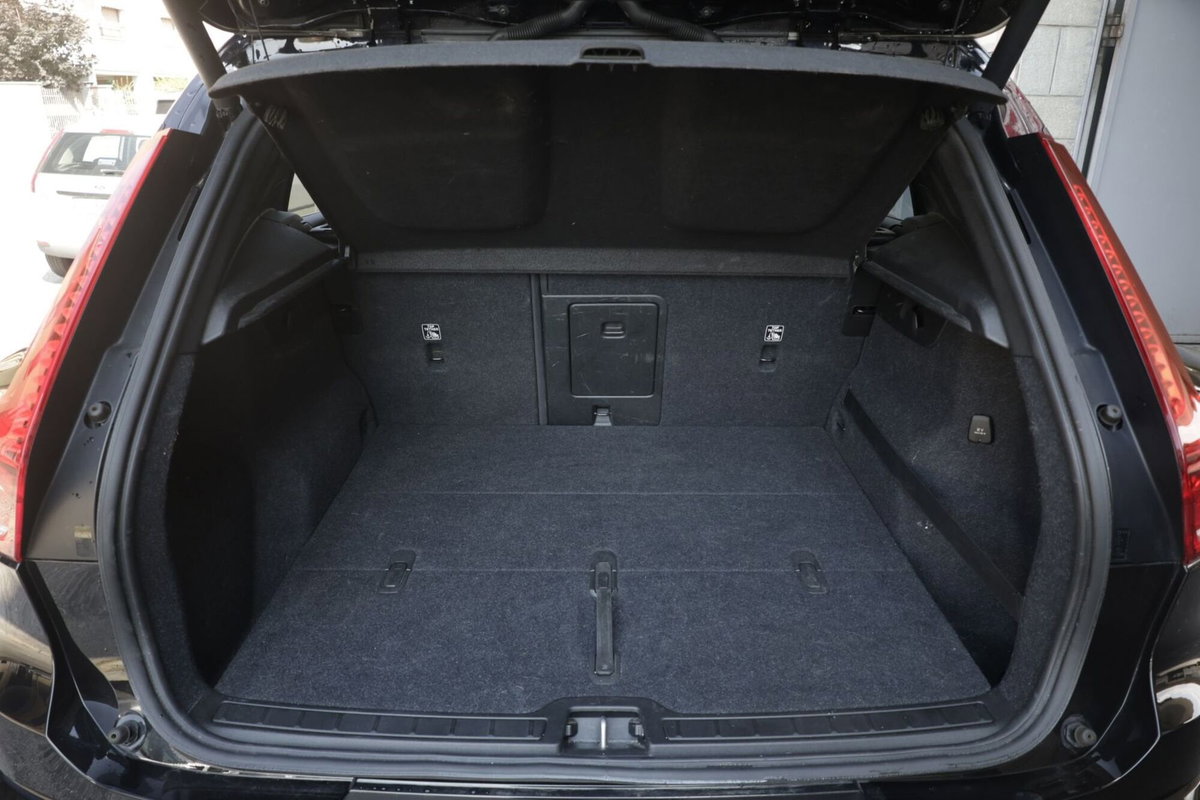 Volvo XC40 D4 AWD Geartronic R-design (20)