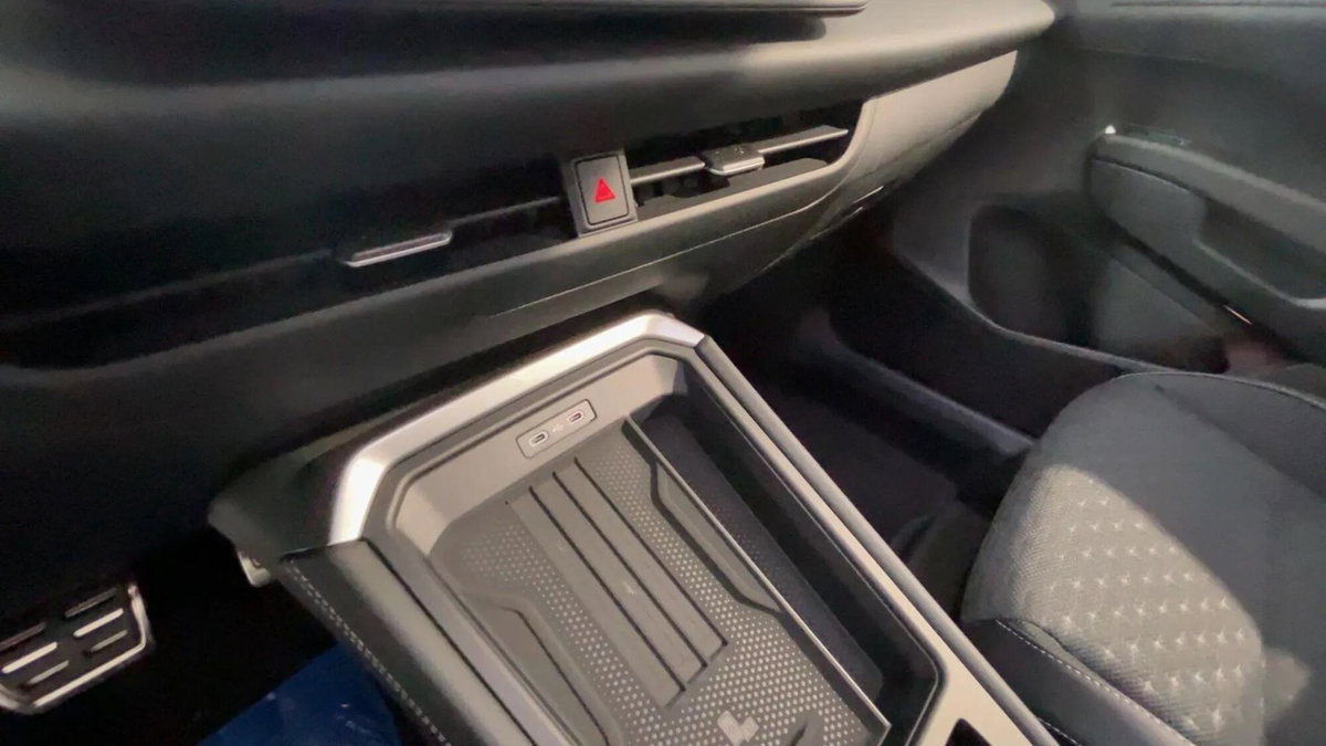 Volkswagen T-Roc 1.5 etsi R-Line 150cv dsg (10)