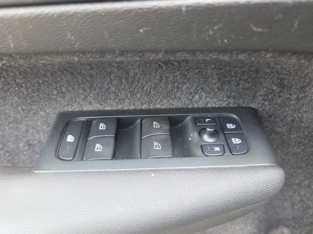 Volvo XC40 B4 AWD automatico Plus Dark (14)