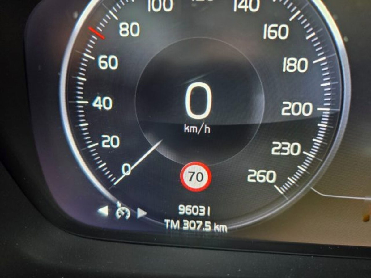 Volvo XC40 B4 AWD automatico Plus Dark (9)