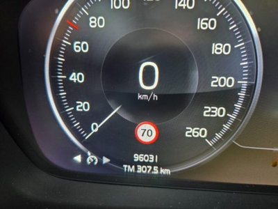 Volvo XC40 B4 AWD automatico Plus Dark (9)