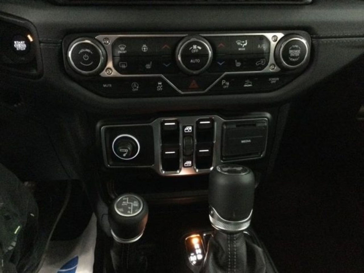 Jeep Wrangler Unlimited 2.0 Turbo Sahara (12)