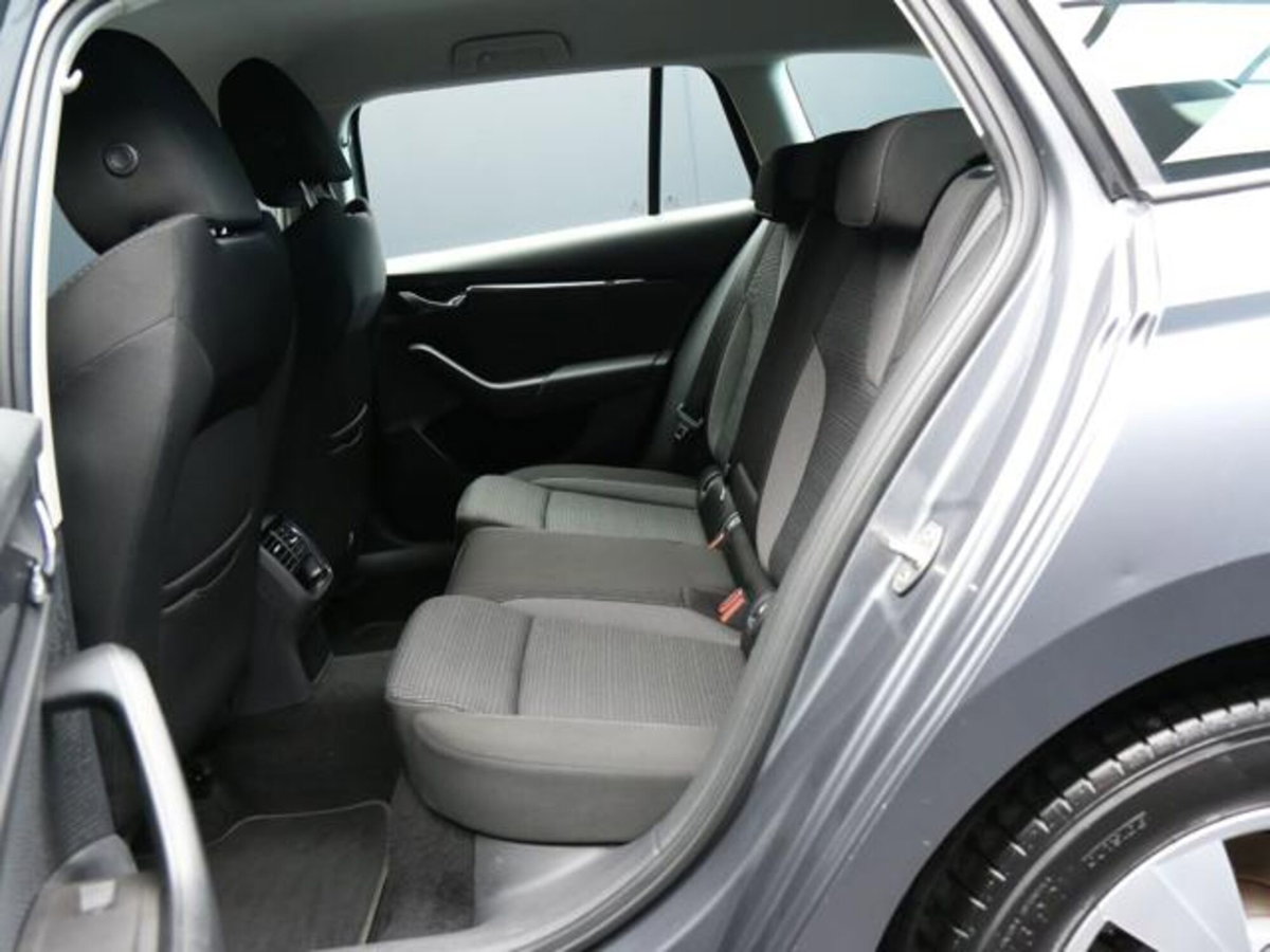Skoda Octavia Station Wagon 2.0 TDI EVO SCR DSG Wagon Executive (7)
