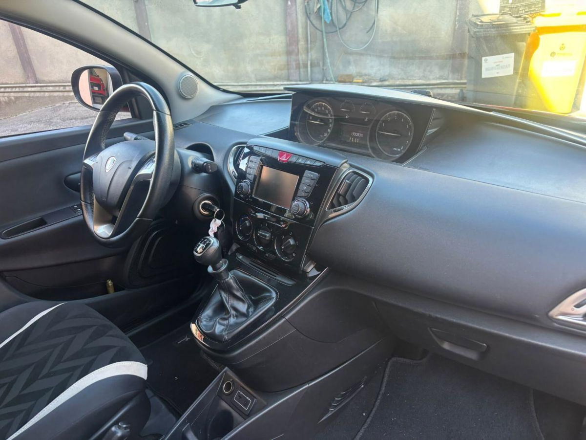 Lancia Ypsilon 1.2 69 CV 5 porte GPL Ecochic Gold (17)