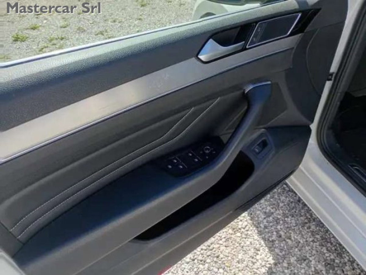 Volkswagen Passat Variant 2.0 TDI SCR 200 CV 4MOTION DSG Executive (13)