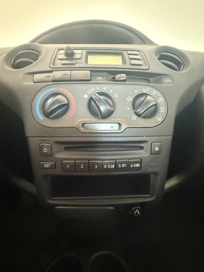Toyota Yaris 16V cat 3 porte Sol (14)