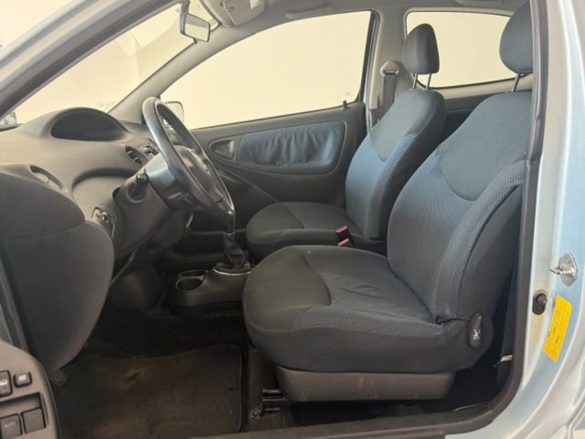 Toyota Yaris 16V cat 3 porte Sol (17)