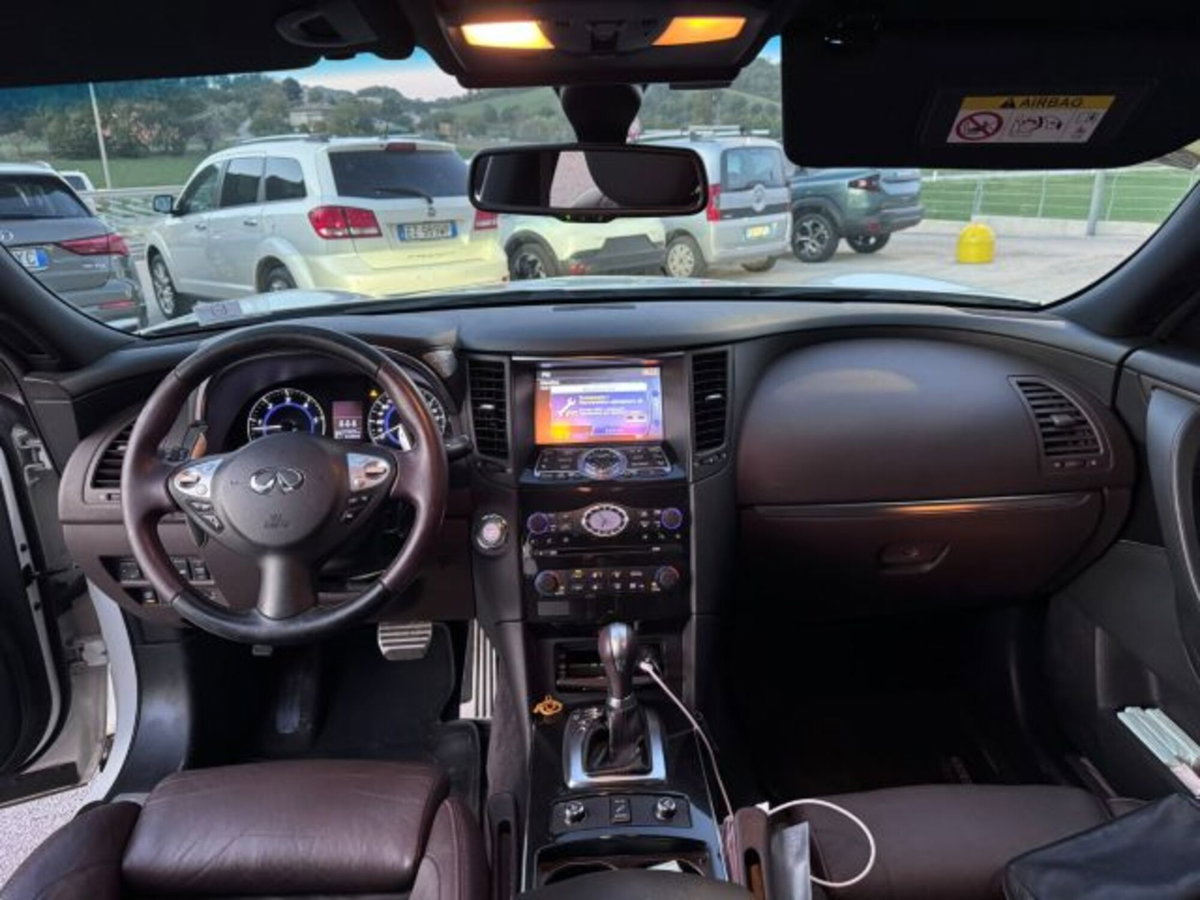 Infiniti QX70 3.0 diesel V6 AT S Premium (10)