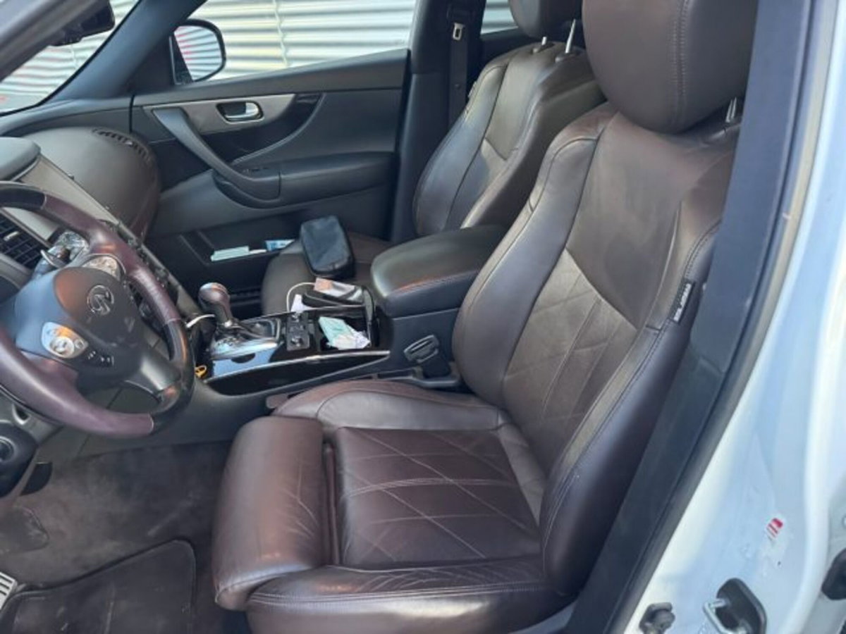 Infiniti QX70 3.0 diesel V6 AT S Premium (16)