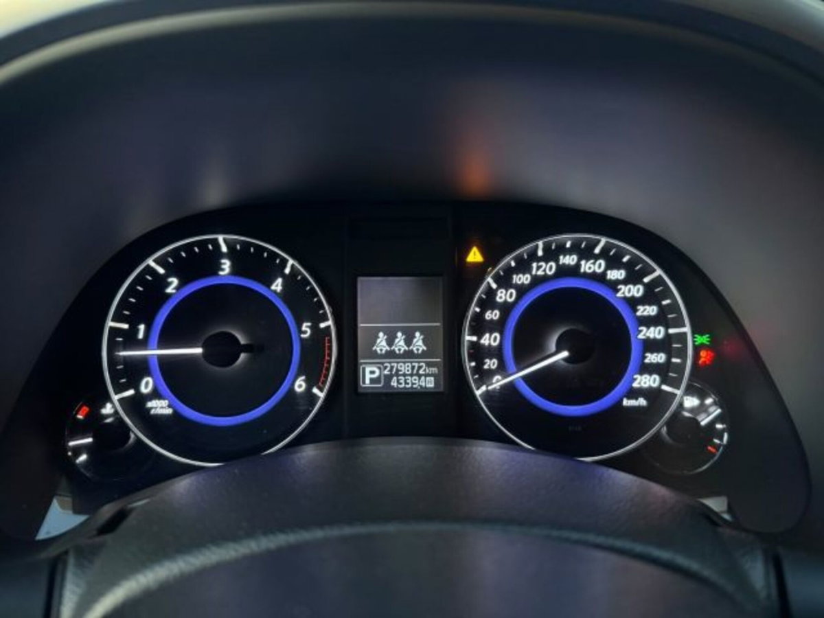 Infiniti QX70 3.0 diesel V6 AT S Premium (17)