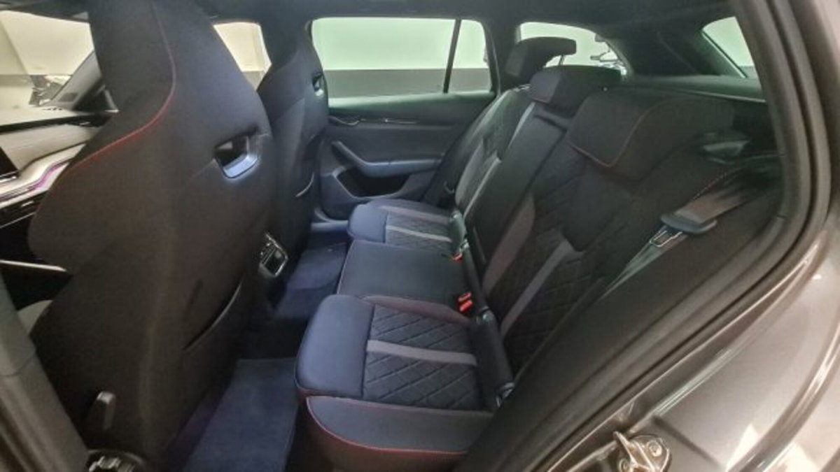 Skoda Octavia Station Wagon 2.0 TDI EVO SCR 200 CV DSG 4x4 Wagon RS (18)