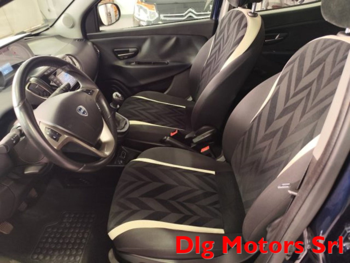 Lancia Ypsilon 1.2 69 CV 5 porte Gold (16)