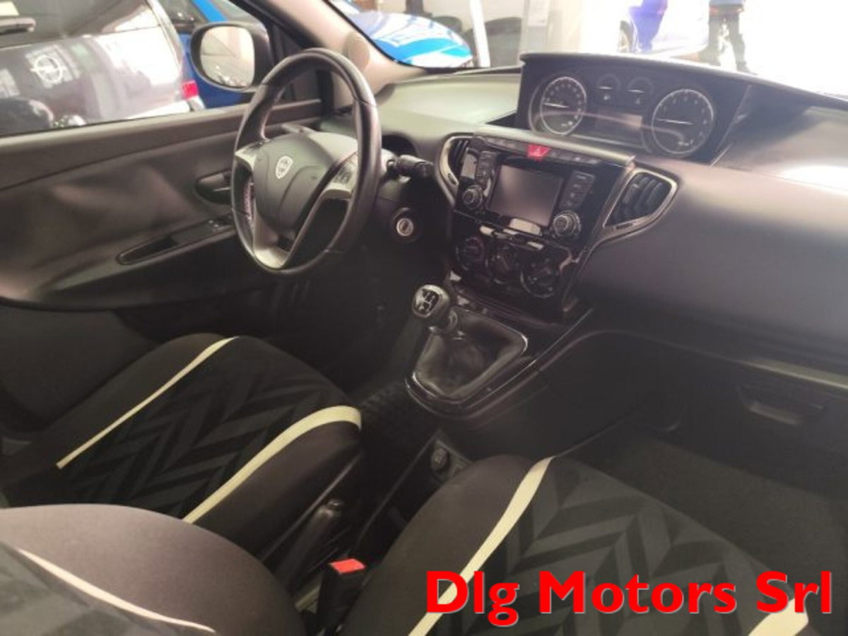 Lancia Ypsilon 1.2 69 CV 5 porte Gold (8)