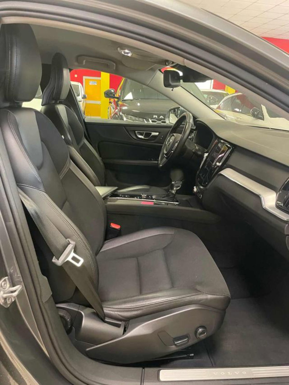 Volvo V60 D3 Geartronic R-design (13)