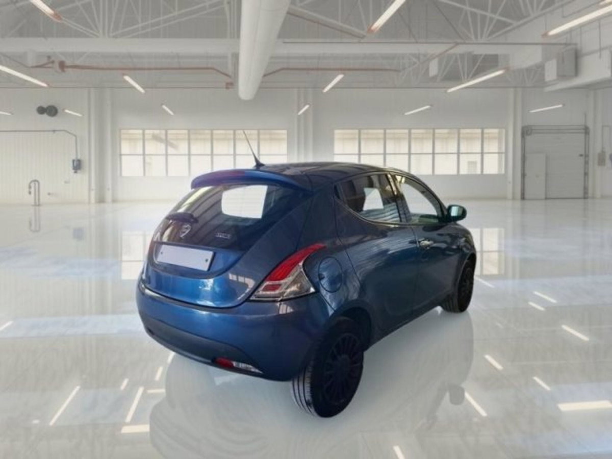 Lancia Ypsilon 1.0 FireFly 5 porte S&S Hybrid Ecochic Silver (2)