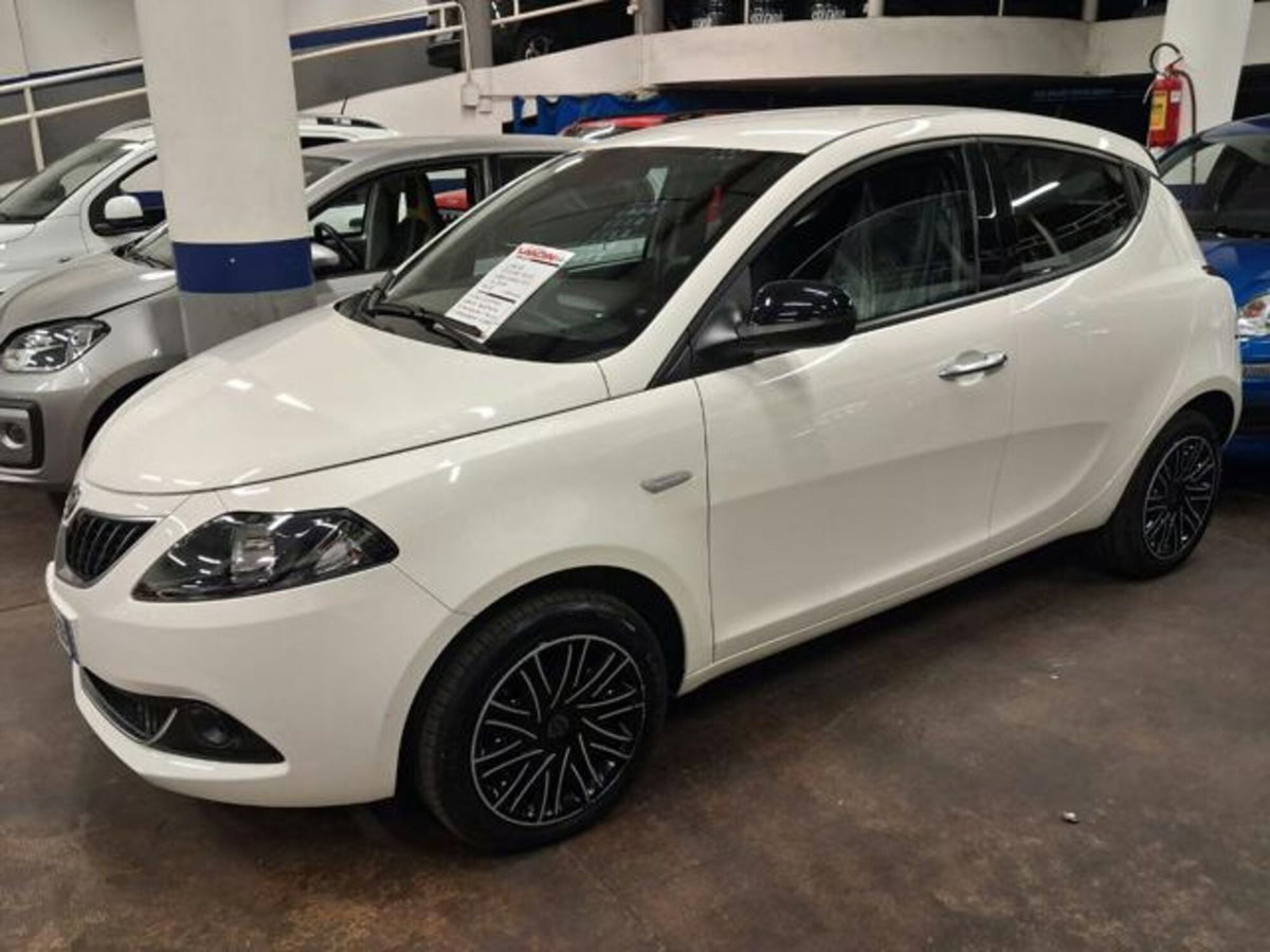 Lancia Ypsilon 1.0 FireFly 5 porte S&S Hybrid Ecochic Gold (2)