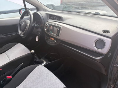 Toyota Yaris 1.0 5 porte Active (11)