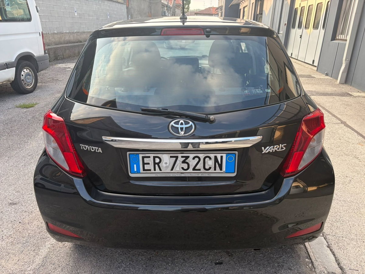 Toyota Yaris 1.0 5 porte Active (5)