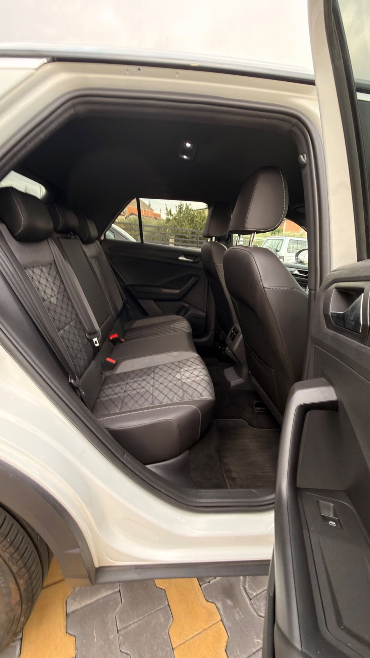Volkswagen T-Roc 2.0 tdi R-Line 115cv (10)