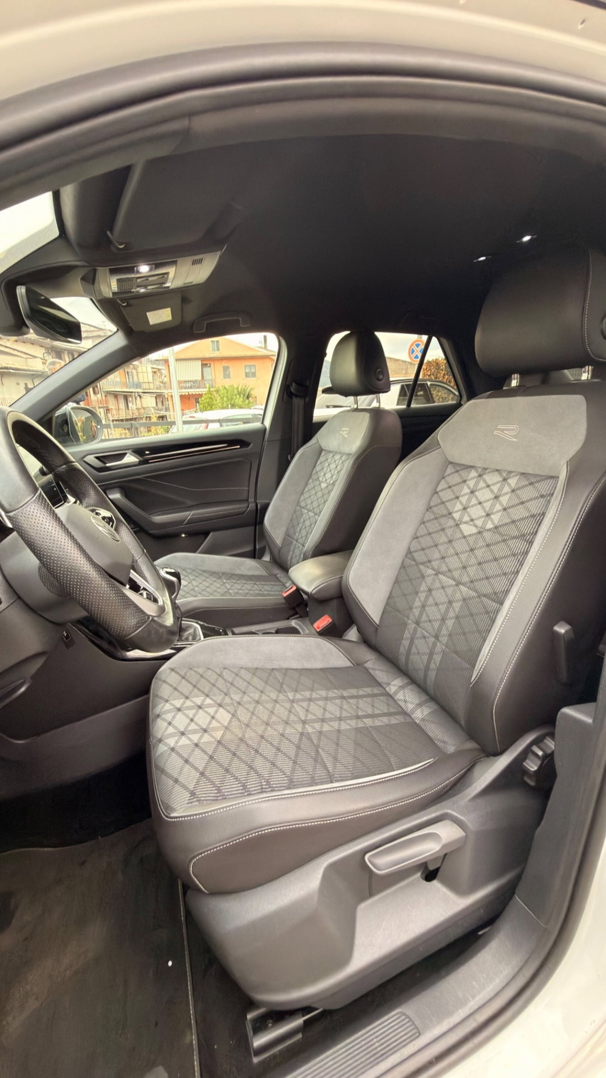 Volkswagen T-Roc 2.0 tdi R-Line 115cv (9)
