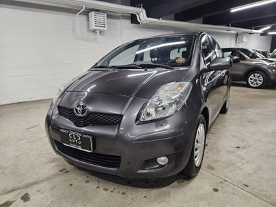 Toyota Yaris 1.3 5 porte Sol (2)