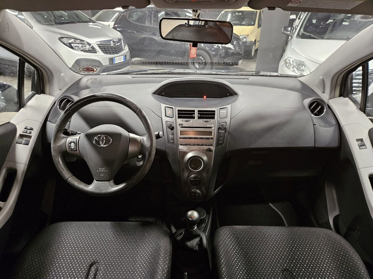Toyota Yaris 1.3 5 porte Sol (7)