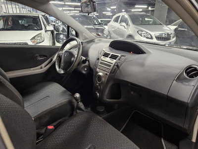 Toyota Yaris 1.3 5 porte Sol (8)