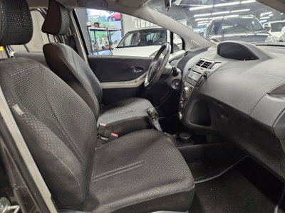 Toyota Yaris 1.3 5 porte Sol (9)