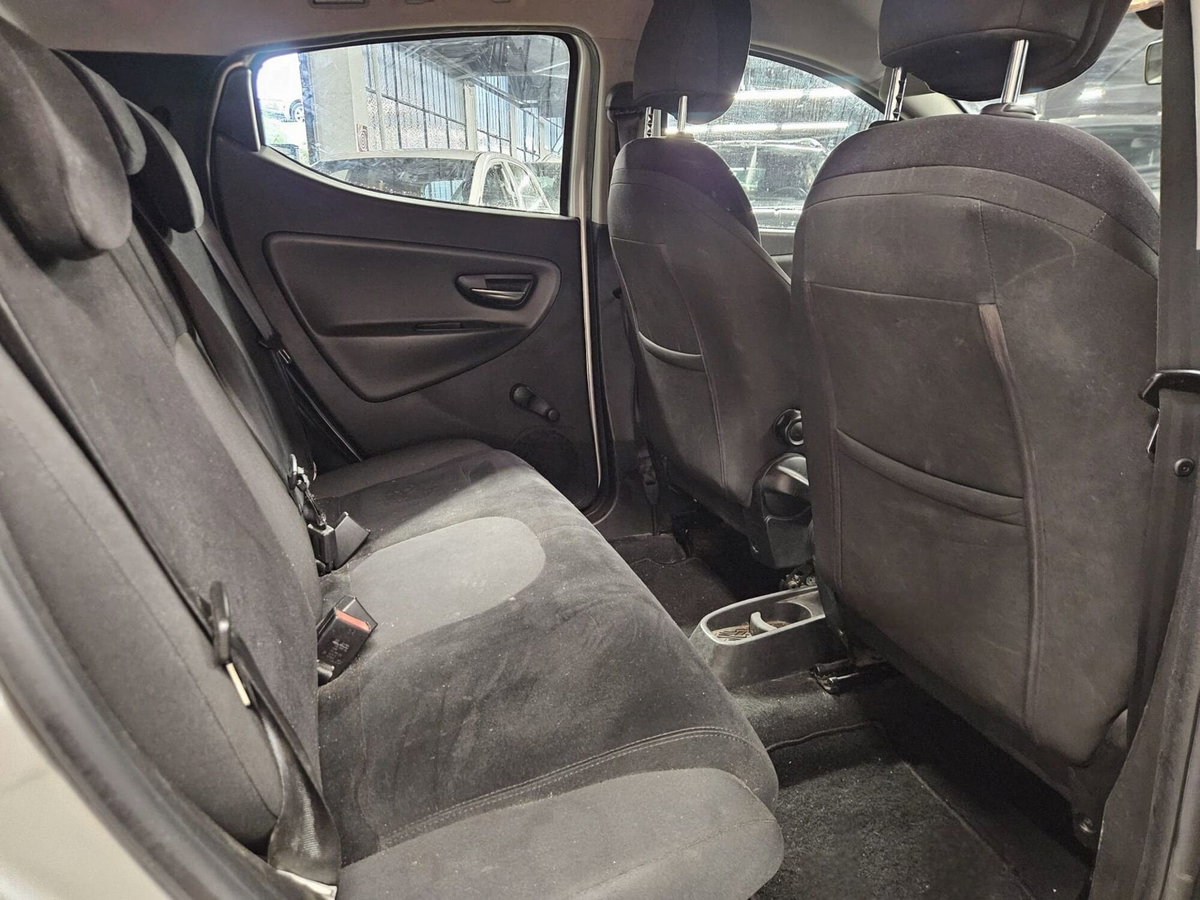 Lancia Ypsilon 1.2 69 CV 5 porte Silver (12)
