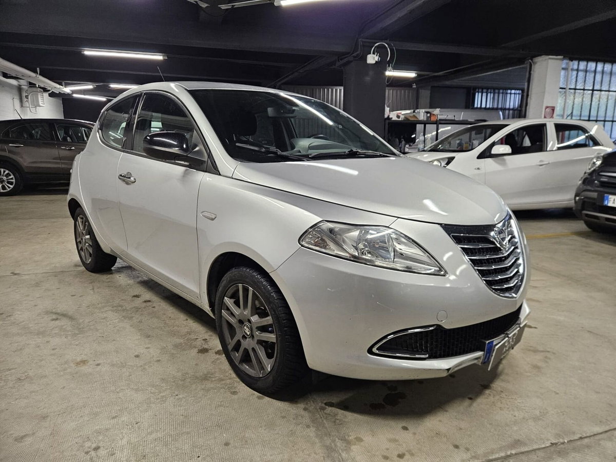 Lancia Ypsilon 1.2 69 CV 5 porte Silver (3)