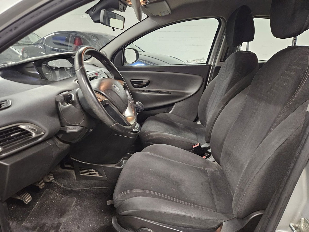 Lancia Ypsilon 1.2 69 CV 5 porte Silver (8)