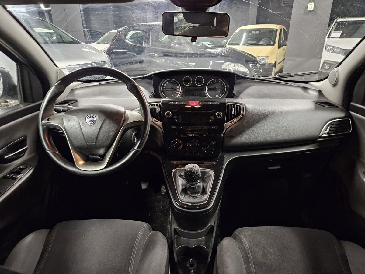 Lancia Ypsilon 1.2 69 CV 5 porte Silver (9)
